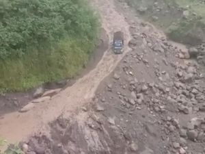 1 Truk Terjebak Banjir Lahar Hujan di Kali Gendol Sleman 1 Truk Terjebak Banjir Lahar Hujan di Kali Gendol Sleman