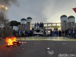 Demo Tolak KUHP di DPR Selesai, Massa Mahasiswa Membubarkan Diri