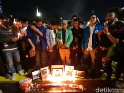 Massa Nyalakan Lilin di DPR, Kenang 5 Mahasiswa Gugur Saat Tolak RKUHP
