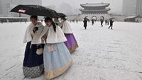 Serunya Jelajah Istana Gyeongbokgung Pakai Hanbok Saat Turun Salju