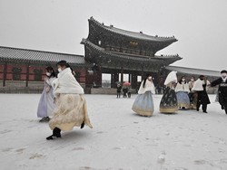 Handstand di Istana Gyeongbokgung, Turis Ini Dirujak Netizen