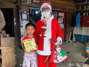 PPGT Tana Toraja Hadirkan Sinterklas Bagi-bagi Kado Natal ke Anak-anak