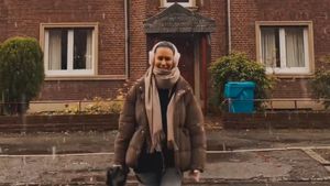 7 Potret Sophia Latjuba Liburan Bareng Anak ke London, Asik Main Salju