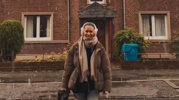 7 Potret Sophia Latjuba Liburan Bareng Anak ke London, Asik Main Salju