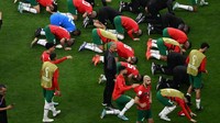 Momen ini sekaligus memperlihatkan bahwa sujud syukur tetap dilakukan para pemain Maroko, saat menang maupun kalah. Foto: Anadolu Agency via Getty Images/Anadolu Agency