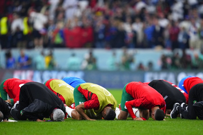 Sujud Syukur Maroko Players of Morococo kneel after their 0-2 lost against France in a World Cup semifinal soccer match at the Al Bayt Stadium in Al Khor, Qatar, Thursday, Dec. 15, 2022. Morocco lost 0-2. (AP Photo/Natacha Pisarenko)