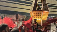 Disc jokey memang disediakan menjelang pertandingan, Kamis (15/12/2022) dinihari WIB. Pendukung Les Bleus dan Singa Atlas joget bereng layaknya di DWP. (Lucas Aditya/detikSport)
