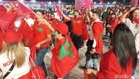 Prancis vs Maroko dimainkan di semifinal Piala Dunia 2022. Pendukung kedua kesebelasan joget bareng menjelang laga. (Lucas Aditya/detikSport)