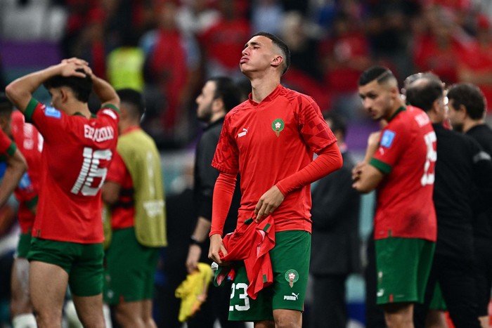 Maroko gagal ke final Piala Dunia 2022 setelah dikalahkan Prancis 2-0. Kesedihan tergambar di pemain dan pendukung Maroko.