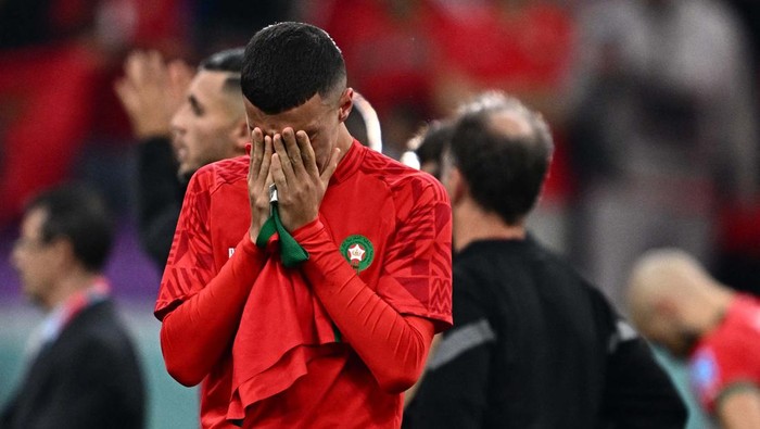 Maroko gagal ke final Piala Dunia 2022 setelah dikalahkan Prancis 2-0. Kesedihan tergambar di pemain dan pendukung Maroko.