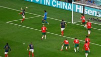 Prancis memang baru mampu menggandakan keunggulan pada menit ke-79. Tapi terlepas dari itu, gol Theo Hernandez memberikan pukulan kilat buat Maroko. (Foto: AFP via Getty Images/ODD ANDERSEN)