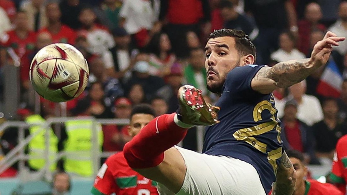 Theo Hernandez cetak gol cepat yang membuka jalan Prancis. (Foto: AFP via Getty Images/ADRIAN DENNIS)
