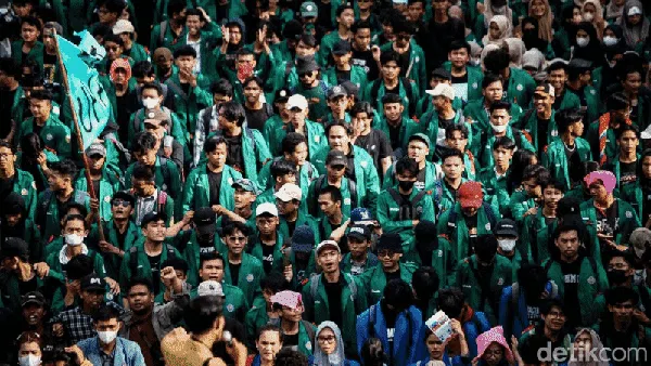 Foto-foto Lengkap Mahasiswa Geruduk DPR Tolak KUHP