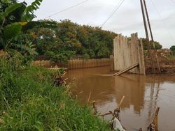 Turap Antibanjir Mulai Dipasang di Kali Angke Kembangan Utara Jakbar