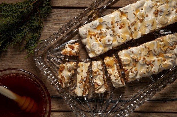 Makanan penutup dengan rasa manis yang terbuat dari gula dan kacang-kacangan