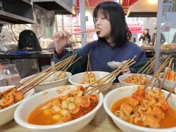 Bikin Heran! Punya Badan Mungil, YouTuber Ini Habiskan 40 Tusuk Odeng