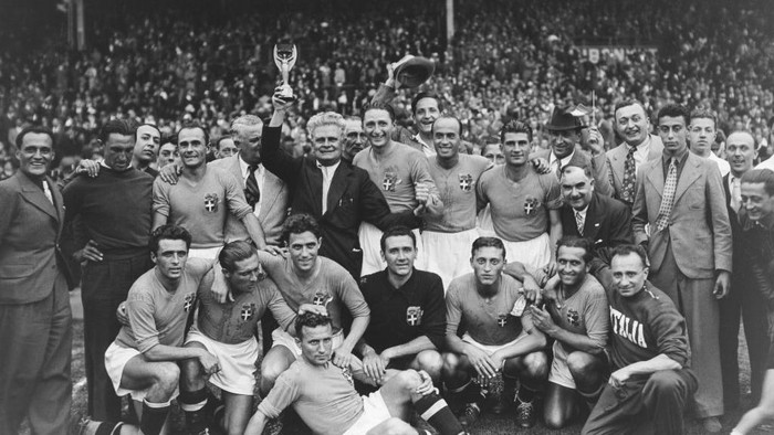 Vittorio Pozzo L'équipe de footballe d'Italie après sa victoire en coupe du monde de football, le 19 juin 1938. (Photo by Keystone-France/Gamma-Rapho via Getty Images)