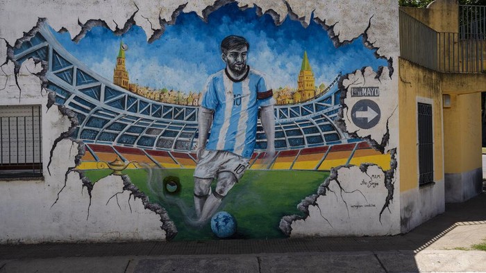 Wajah Messi Hiasi Sudut-sudut Argentina A mural of soccer player Lionel Messi covers the home where he lived in Rosario, Argentina, Wednesday, Dec. 14, 2022. (AP Photo/Rodrigo Abd)
