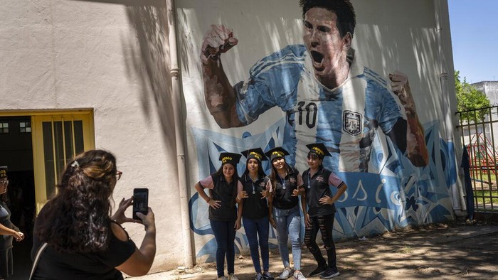 Wajah Messi Hiasi Sudut-sudut Argentina A mural of soccer player Lionel Messi covers the home where he lived in Rosario, Argentina, Wednesday, Dec. 14, 2022. (AP Photo/Rodrigo Abd)