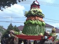 Warga Lumajang Berebut Empat Gunungan Hasil Bumi untuk Ngalab Berkah