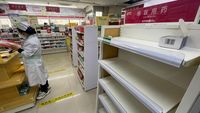 Warga China Panic Buying Borong Obat-obatan di Apotek