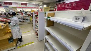 Warga China Panic Buying Borong Obat-obatan di Apotek