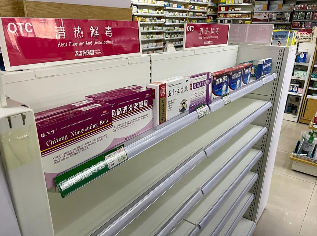 Penampakan Rak-rak Obat Kosong di China Imbas Warga Panic Buying