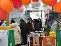 Warga China Borong Buah Kalengan, Panik Cari Alternatif Cegah Corona