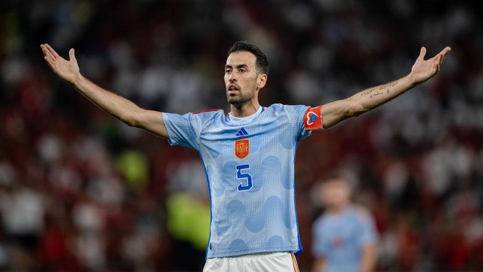 AL RAYYAN, QATAR - DECEMBER 06: Sergio Busquets of Spain reacts during the FIFA World Cup Qatar 2022 Round of 16 match between Morocco and Spain at Education City Stadium on December 06, 2022 in Al Rayyan, Qatar. (Photo by Marvin Ibo Guengoer - GES Sportfoto/Getty Images)
