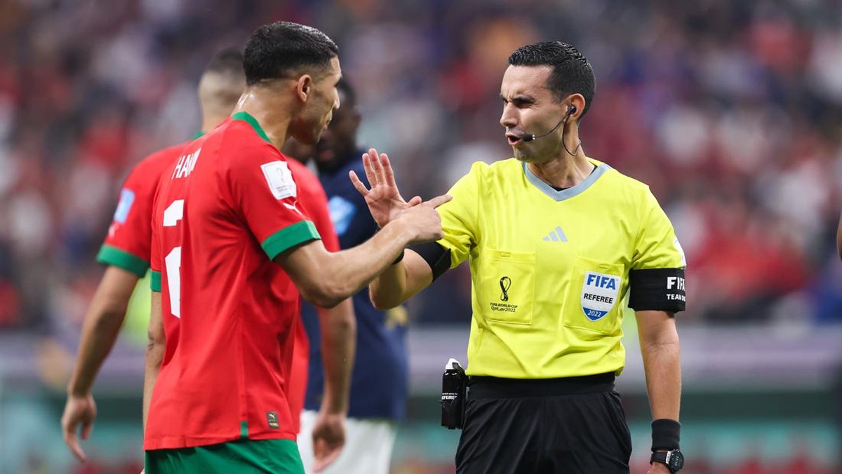 Bek Maroko Achraf Hakimi dan wasit Cesar Ramos di semifinal Piala Dunia 2022. Foto: Alex Livesey - Danehouse/Getty Images)