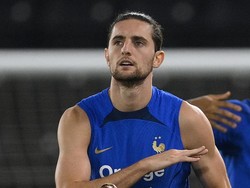 Dari Kejauhan, Rabiot Sendirian Rayakan Kemenangan Prancis