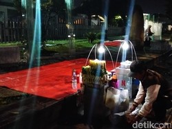 Menahan Dinginnya Malam Kota Bandung Demi Keluarga di Kampung