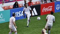 Christian Karembeu tampak menendang bola.
