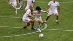 Aksi Para Legenda Sepakbola di Laga FIFA Legends Cup