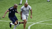 El Hadji Diouf dari African Lions berduel dengan Houssine Kharja dari Arab Falcons.