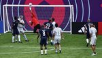 Aksi Para Legenda Sepakbola di Laga FIFA Legends Cup