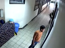 Penampakan Maling yang Terekam CCTV Gasak Tas dan HP di Kampus C Unair