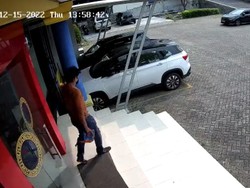 Maling Terekam CCTV Gasak Tas dan HP di Kampus C Unair