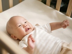 Ini Posisi Tidur Bayi yang Benar dan Aman, Perhatikan Ya Moms