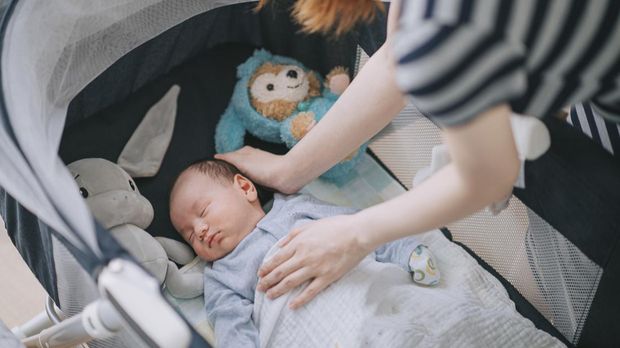 Amankah Bayi Tidur Tanpa Bantal? Ketahui Manfaat dan Posisi Tidur yang Tepat