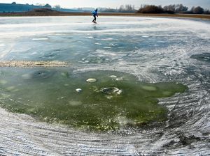 Asyiknya Warga Belanda Berseluncur di Danau yang Membeku