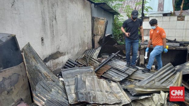 Enam petak rumah yang berada di Asrama Polisi (Aspol) Tallo Jalan Sultan Abdullah, Kecamatan Tallo, Makassar, Sulawesi Selatan, hangus dilalap kobaran api. Diduga api berasal dari arus pendek listrik. CNN Indonesia/MUhammad Ilham