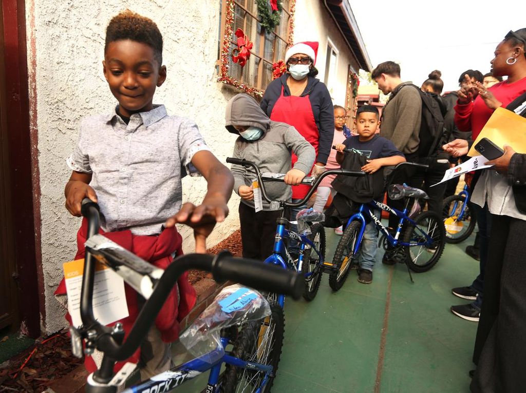 Bahagianya Anak-anak di AS Dapat Kado Sepeda Jelang Natal