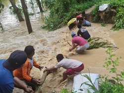 Tanggul Sungai Kaliombo Jebol, Desa Ketitang Wetan Pati Kebanjiran