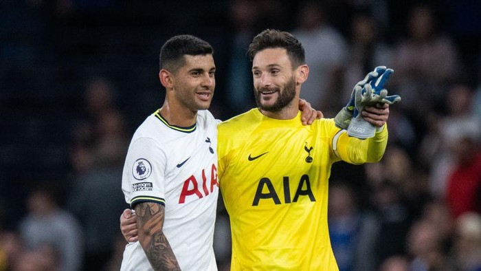 Cristian Romero, Hugo Lloris LONDON, ENGLAND - SEPTEMBER 17: Cristian Romero and Hugo Lloris of Tottenham Hotspur during the Premier League match between Tottenham Hotspur and Leicester City at Tottenham Hotspur Stadium on September 17, 2022 in London, United Kingdom. (Photo by Sebastian Frej/MB Media/Getty Images)