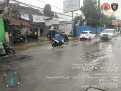 Diguyur Hujan Deras, Jalan Cirendeu Tangsel Tergenang 20 Cm