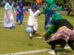 Demam Piala Dunia 2022, Emak-emak Pekalongan Main Bola Berdaster