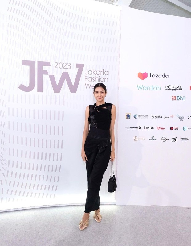 Gaya Serba Hitam ala Mikha Tambayong. Foto: Instagram.com/miktambayong Gaya Serba Hitam ala Mikha Tambayong. Foto: Instagram.com/miktambayong