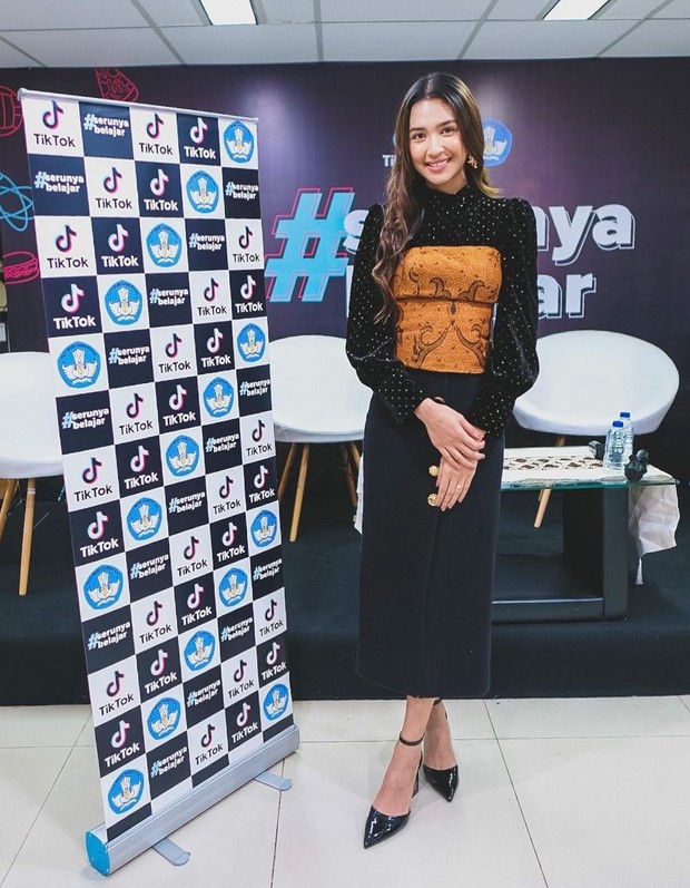 Gaya Serba Hitam ala Mikha Tambayong. Foto: Instagram.com/miktambayong Gaya Serba Hitam ala Mikha Tambayong. Foto: Instagram.com/miktambayong