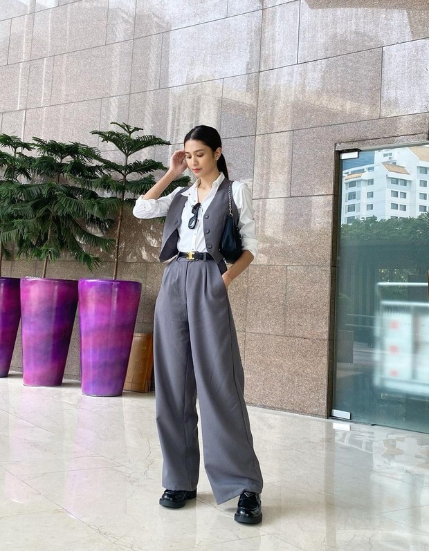 Gaya Serba Hitam ala Mikha Tambayong. Foto: Instagram.com/miktambayong Gaya Serba Hitam ala Mikha Tambayong. Foto: Instagram.com/miktambayong